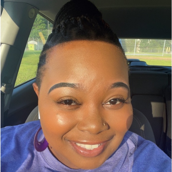 Meet your Posher, Amelia - Picture 1 of 2